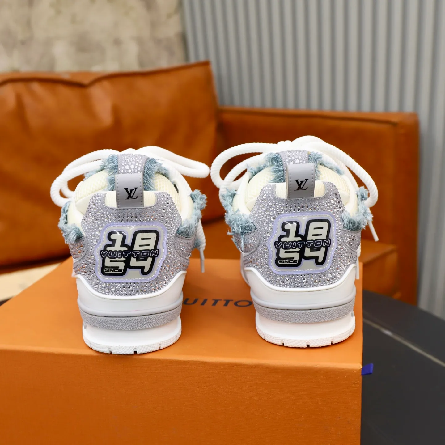 Ex-factory price: 860💰LV Couple👫Louis Vuitton TRAINER sneakers classic Louis Vuitton men's artistic director Virgil Abloh picked inspiration to create this LV Trainer sneaker. Yingze crystal inlays present a colorful effect. VS can be matched with two gorgeous effect colors. The LV letter logo badge on the tongue is gorgeous and noble. The LV letter is decorated on the side. The outsole is decorated with a Monogram flower pattern. It shows the trend of elegance and nobility! Men's and women's models: 35-46